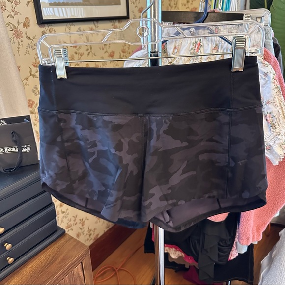 lululemon athletica Pants - Lululemon black camo shorts sz 4